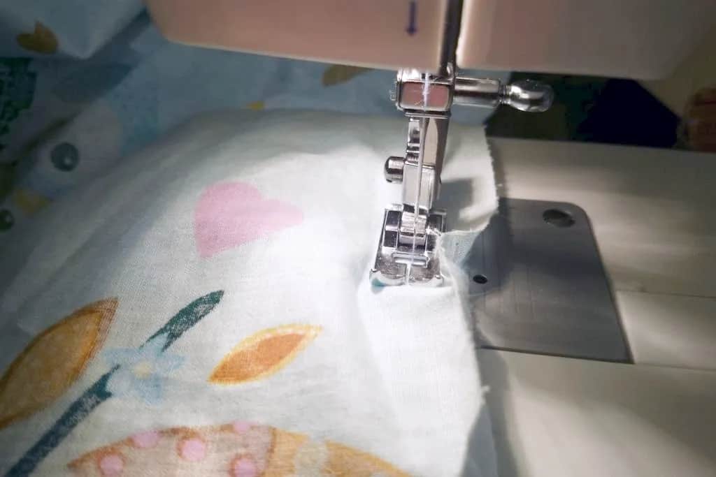 Jak uszyć kocyk - proste kroki do stworzenia idealnego kocyka