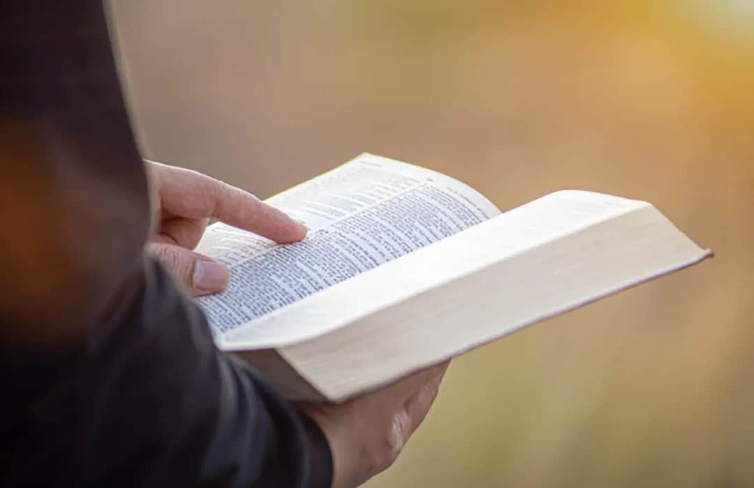 Jak czytać Biblię instrukcja: skuteczne metody dla każdego czytelnika
