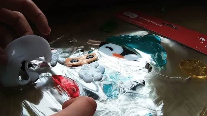 Czym przykleić ozdoby do szyby, aby uniknąć uszkodzeń i kłopotów?