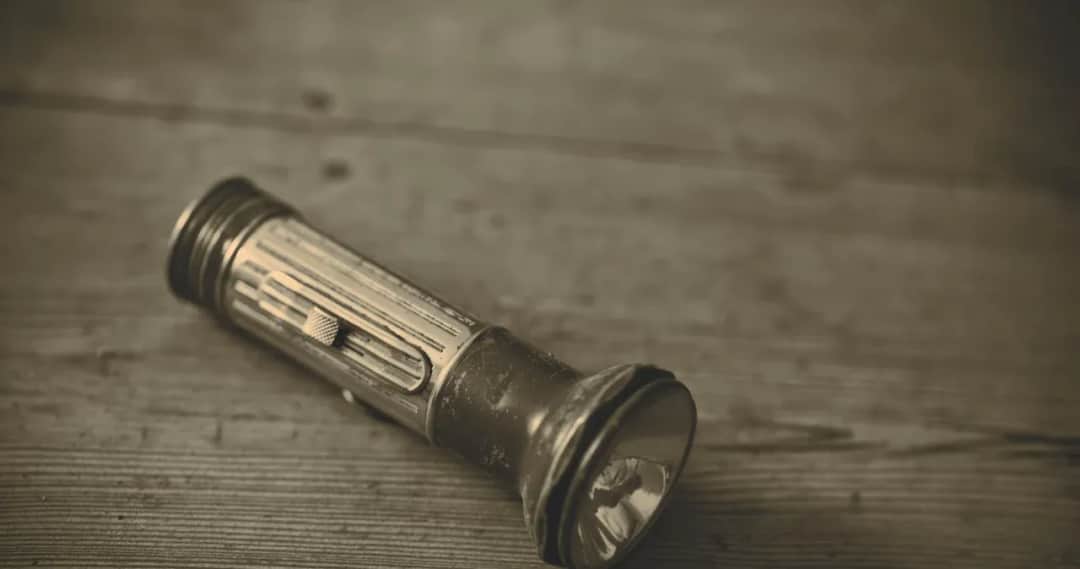 Kiedy powstała latarka? Fascynująca historia wynalazku, który zmienił noc