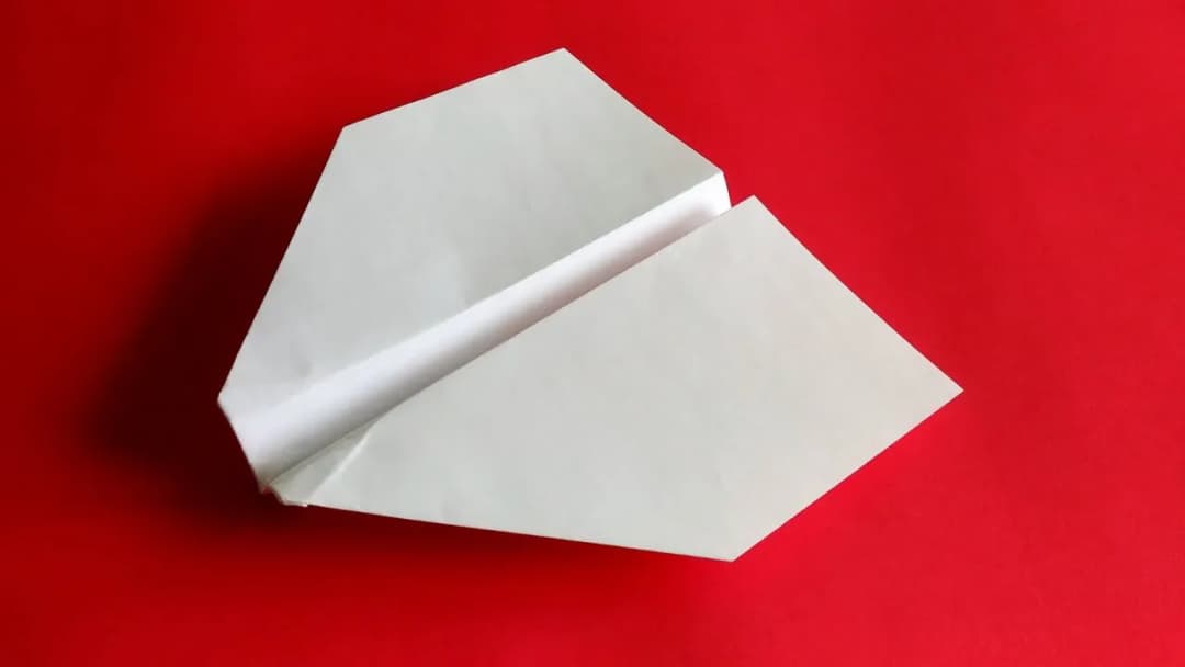 Instrukcja jak zrobić samolot z papieru - proste kroki dla każdego
